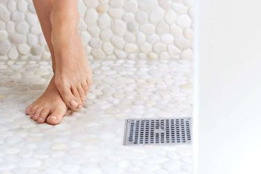 Comment nettoyer un drain de douche (et l'empêcher de sentir mauvais) - 9