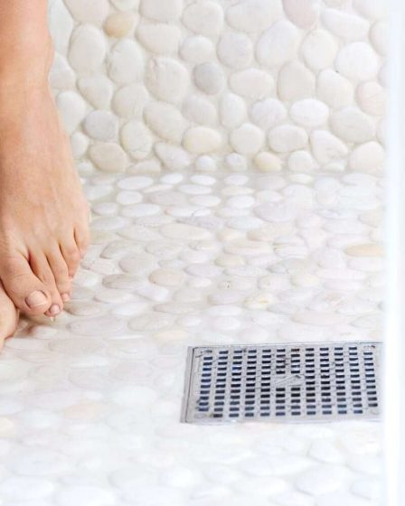 Comment nettoyer un drain de douche (et l'empêcher de sentir mauvais) 161 Comment nettoyer un drain de douche (et l'empêcher de sentir mauvais) - 160