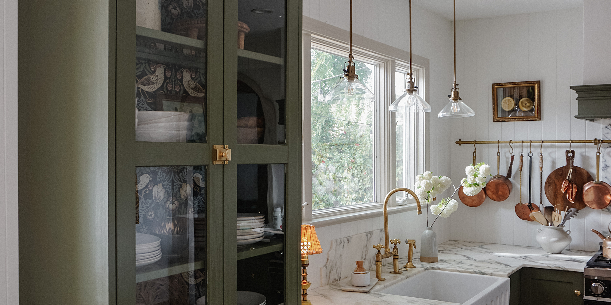 L'espace de la semaine : une designer a vidé sa cuisine, puis l'a transformée en cottage anglais - 1