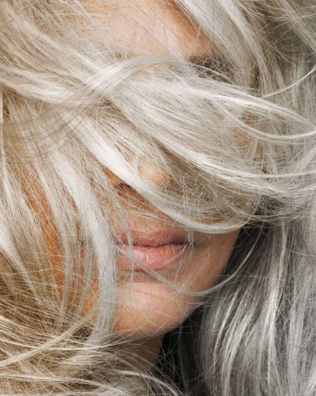 Demandez à une rédactrice beauté : comment passer aux cheveux gris naturels 47 Demandez à une rédactrice beauté : comment passer aux cheveux gris naturels - 46