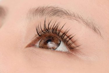 Demandez à un éditeur de beauté : comment utiliser un recourbe-cils chauffant et les 4 meilleurs à essayer - 10