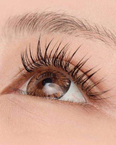 Demandez à un éditeur de beauté : comment utiliser un recourbe-cils chauffant et les 4 meilleurs à essayer 57 Demandez à un éditeur de beauté : comment utiliser un recourbe-cils chauffant et les 4 meilleurs à essayer - 56