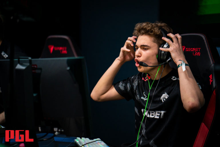 Spirit élimine l'équipe brésilienne FURIA du PGL Antwerp Major et organise un affrontement en demi-finale avec FaZe 2 Spirit élimine l'équipe brésilienne FURIA du PGL Antwerp Major et organise un affrontement en demi-finale avec FaZe - 1