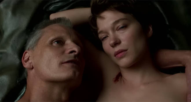 Les gens sont sortis du nouveau film d'horreur graphique de Kristen Stewart, Crimes of... 4 Crimes du futur