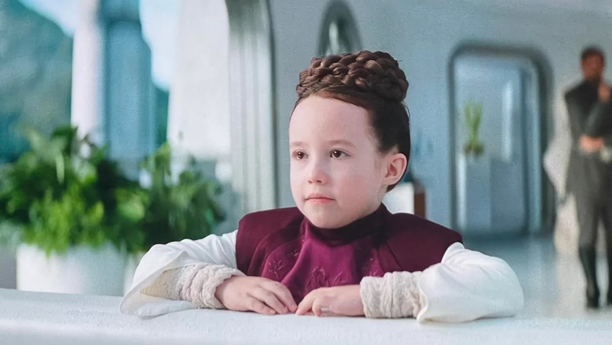 La jeune Leia affiche-t-elle des pouvoirs de force dans OBI-WAN KENOBI ? 6 Une princesse Leia pensive dans le palais d'Alderaan.