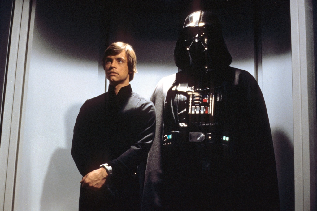 Depuis son apparition dans le film de 1977, Jones a continué à exprimer Dark Vador dans plusieurs films et émissions de télévision bien qu'il n'ait jamais porté physiquement le costume. 