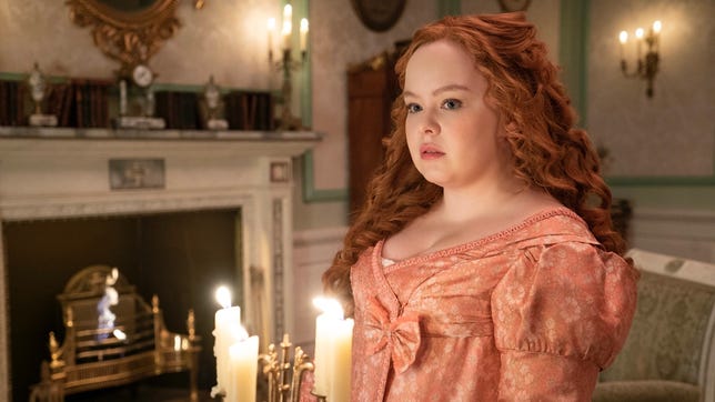 'Stranger Things' Sera le plus gros succès de Netflix à ce jour. Comment? Netflix a changé ses règles 9 Penelope de Bridgerton est assise dans une robe d'époque Régence dans une pièce opulente éclairée par des bougies.