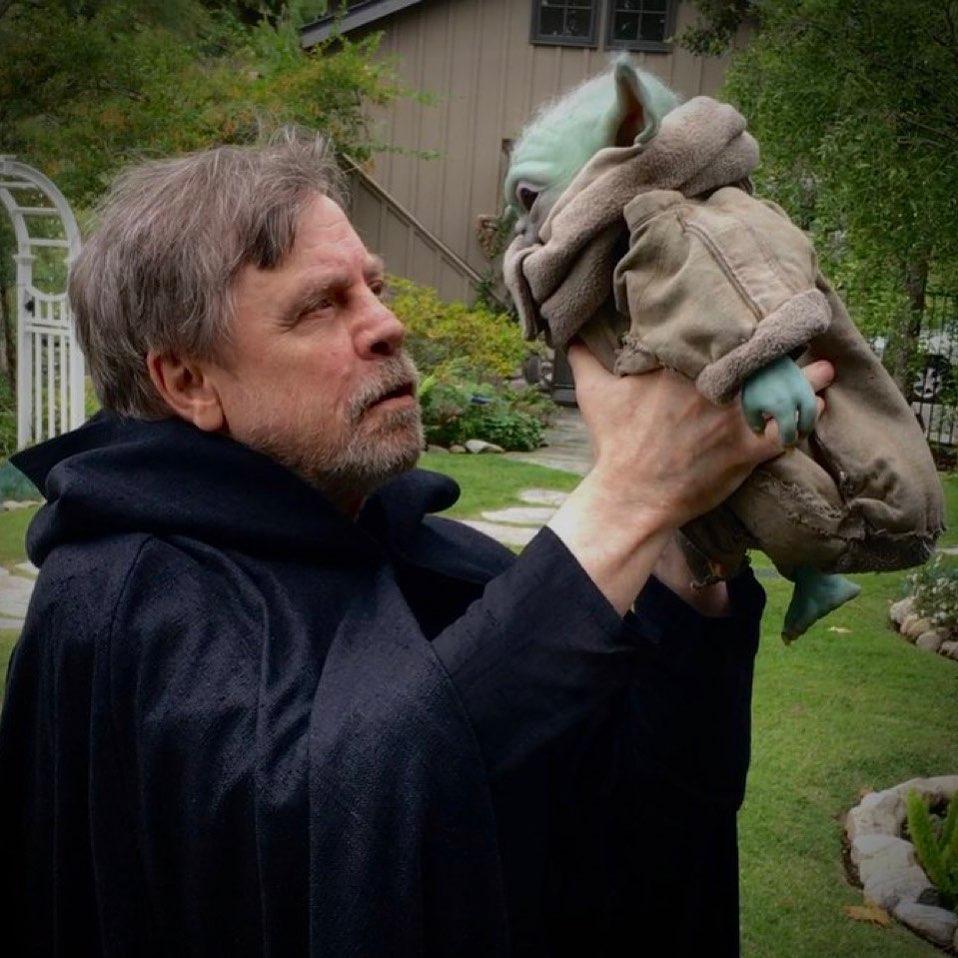 Les fans de Star Wars attendent déjà avec impatience la saison 4 de "The Mandalorian" 13 Mark Hamill et bébé yoda