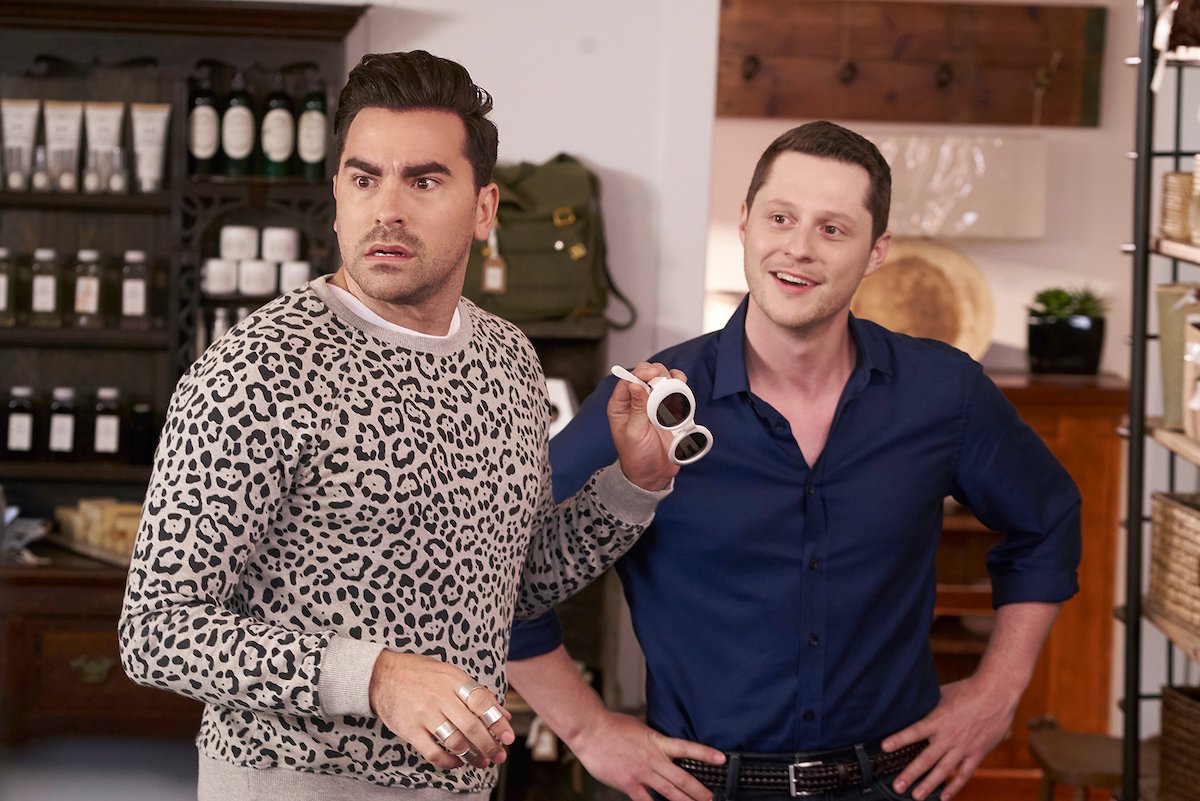 10 meilleures émissions LGBTQ+ sur Netflix | La Mary Sue 10 Dan Levy comme David Rose et Noah Reid comme Patrick sur Schitt's Creek