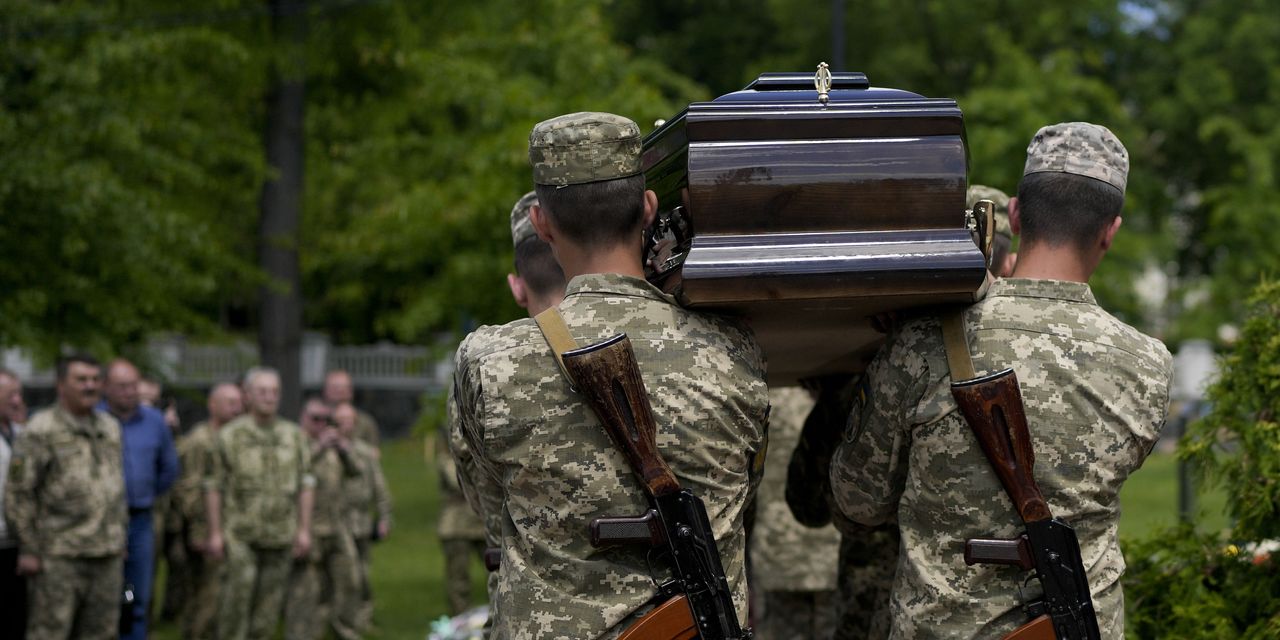 Alors que l'Ukraine perd des troupes, combien de temps peut-elle continuer le combat ? 2 Alors que l'Ukraine perd des troupes, combien de temps peut-elle continuer le combat ? - 1