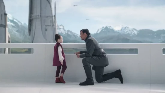 La pire scène de "Kenobi" ouvre en quelque sorte la porte à un énorme renouveau de "Star Wars" 9 La jeune Leia (vivan lyra blair) avec Bail Organa (jimmy smits) sur le balcon d'Alderaan dans la série Obi-Wan Kenobi