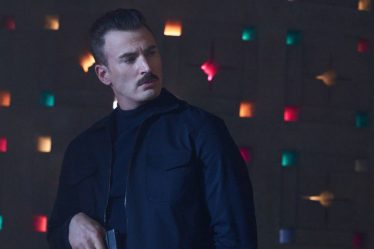 Chris Evans partage une nouvelle image d'homme gris, et son chandail Knives Out pourrait avoir de la concurrence pour le meilleur look - 9