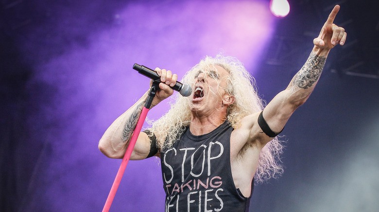 Quelle est la valeur nette de Dee Snider? Carrière, début de vie, revenus, etc. ! 10 Quelle est la valeur nette de Dee Snider? Carrière, début de vie, revenus, etc. ! - 9