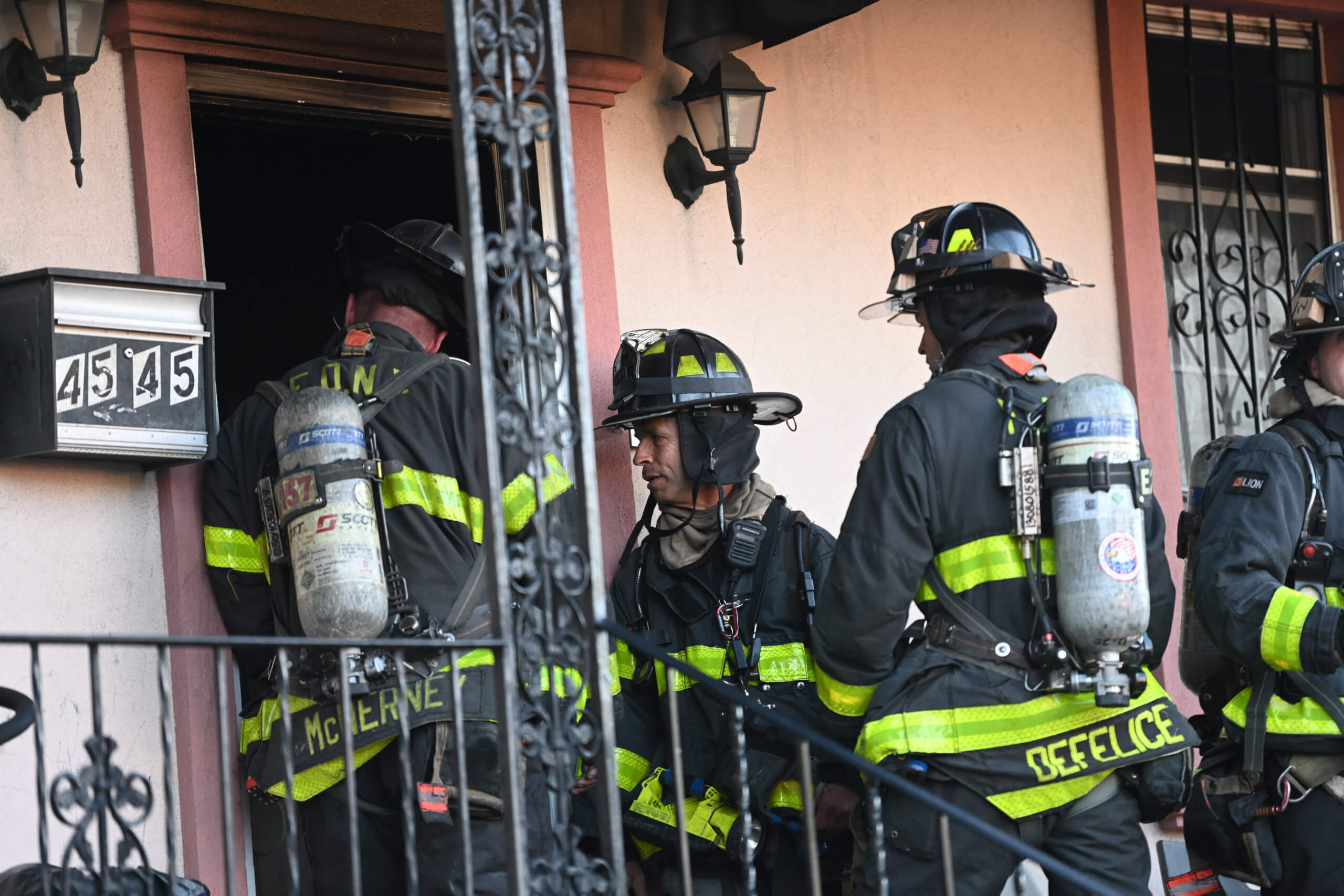 Un pompier en congé apporte une aide héroïque à la lutte contre l'incendie de Brooklyn - 8