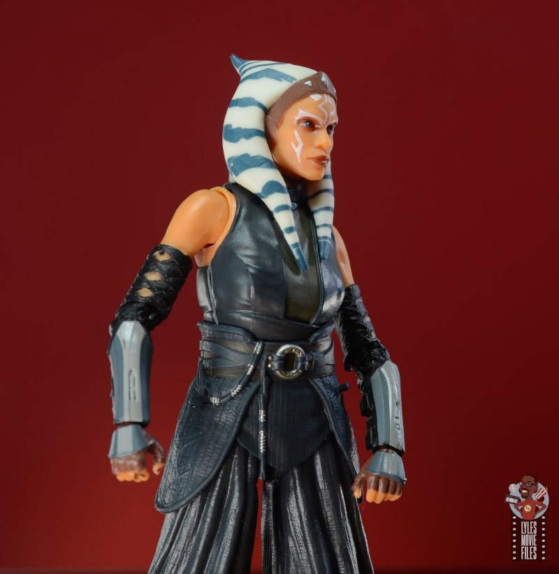 Revue de Star Wars Black Series Ahsoka Tano (Le Mandalorien) 7 star wars the black series revue mandalorian ahsoka – tenue complète sur le devant