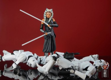 star wars the black series mandalorian ahsoka review - debout sur des stormtroopers aménagés