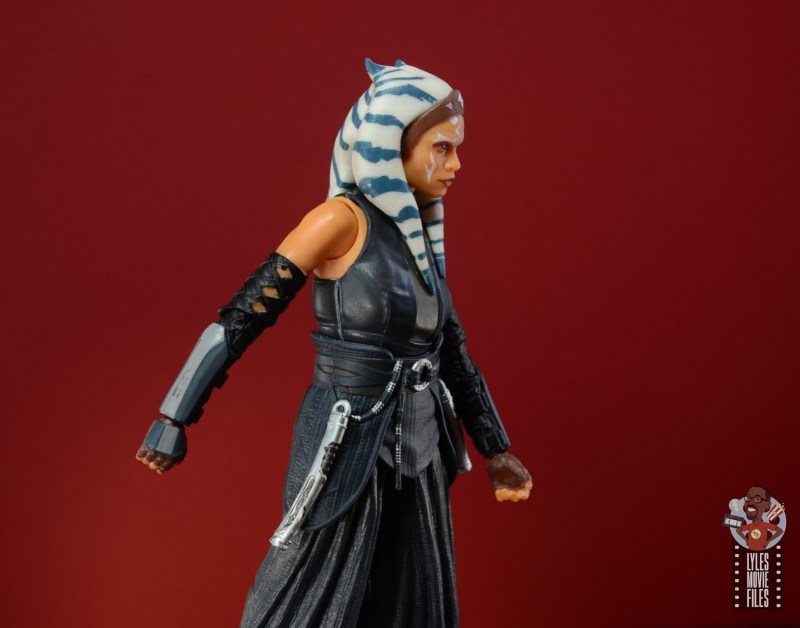 Revue de Star Wars Black Series Ahsoka Tano (Le Mandalorien) 19 star wars the black series revue mandalorian ahsoka – détails du gantelet et du sabre laser