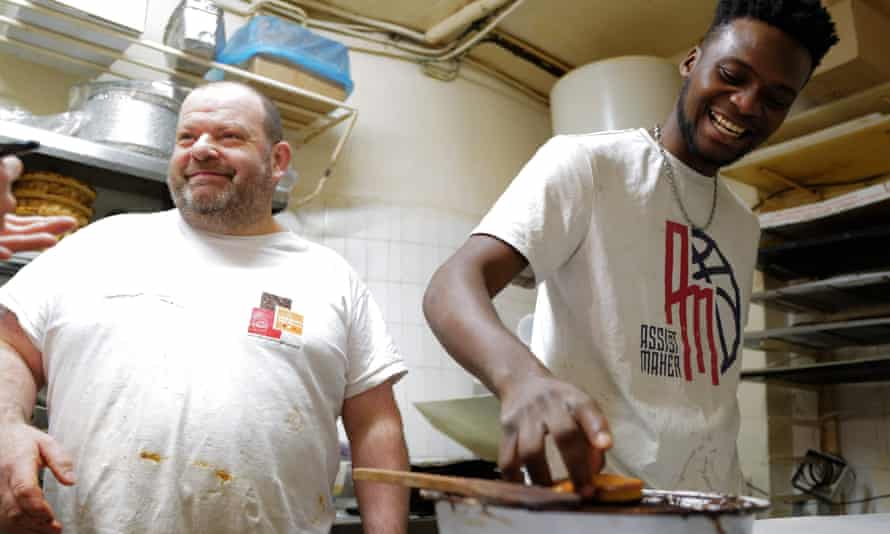 De gréviste de la faim à candidat député : l'ascension du « boulanger humaniste » français | France 4 Stéphane Ravacley travaillant avec l'apprenti guinéen Laye Fode Traoré en janvier 2021 après que la campagne du boulanger pour le sauver de la déportation s'est soldée par une victoire.