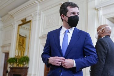 Un panel de la FDA examinera le candidat Novavax comme quatrième vaccin potentiel pour les adultes américains, et Pete Buttigieg est testé positif au COVID - 5