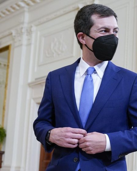 Un panel de la FDA examinera le candidat Novavax comme quatrième vaccin potentiel pour les adultes américains, et Pete Buttigieg est testé positif au COVID 24 Un panel de la FDA examinera le candidat Novavax comme quatrième vaccin potentiel pour les adultes américains, et Pete Buttigieg est testé positif au COVID - 23