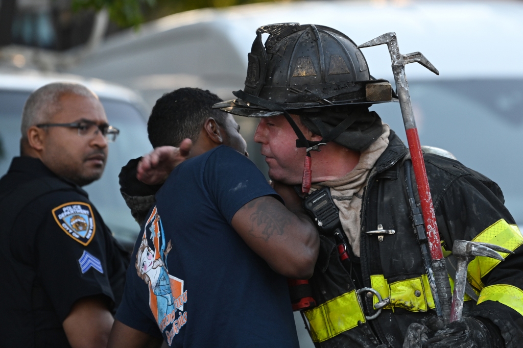 Un pompier qui n'était pas en service sauve un enfant d'une maison en feu à l'aide d'un tuyau d'arrosage 5 Le pompier hors service Stefon Douglas avec un autre membre du FDNY