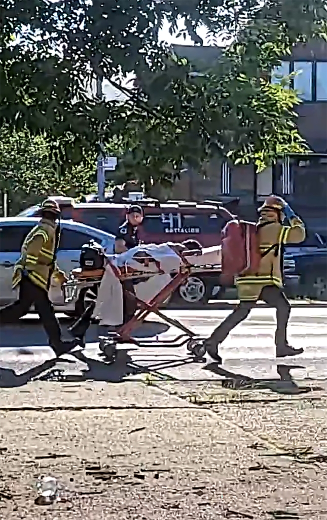Un pompier qui n'était pas en service sauve un enfant d'une maison en feu à l'aide d'un tuyau d'arrosage 7 Une vidéo citoyenne montre une jeune fille transportée d'urgence dans une ambulance après avoir été tirée d'un incendie dans sa maison.