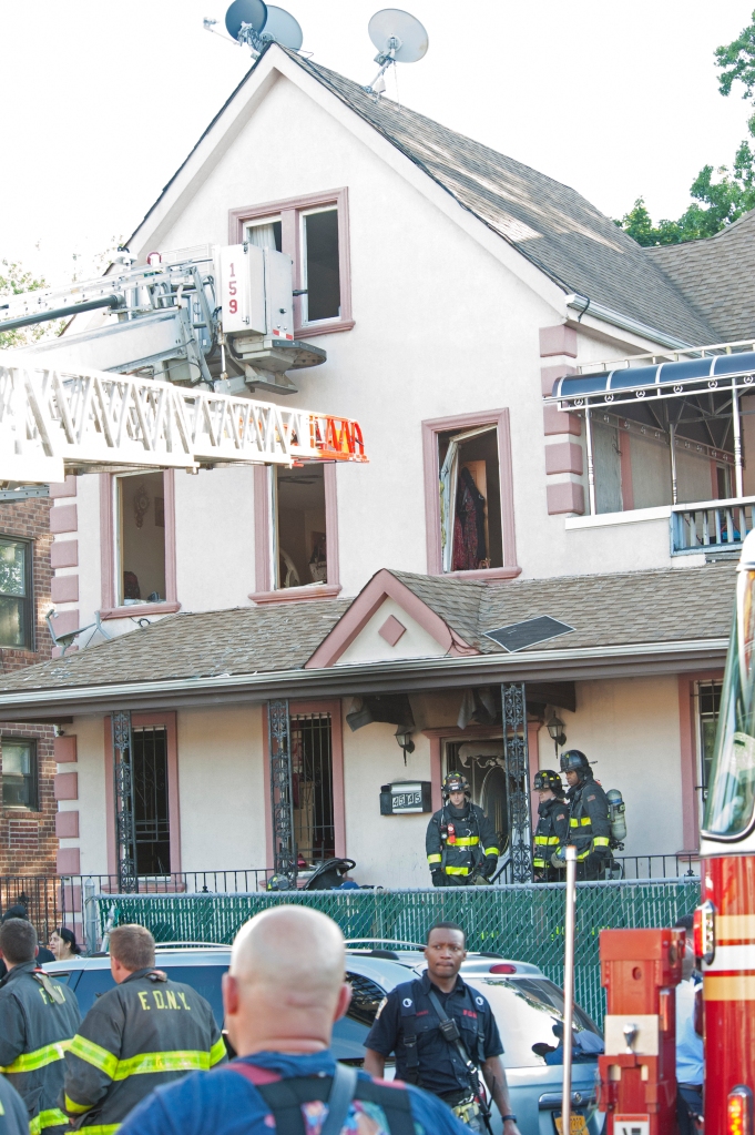 Un pompier qui n'était pas en service sauve un enfant d'une maison en feu à l'aide d'un tuyau d'arrosage 6 Maison devant laquelle se tiennent des pompiers