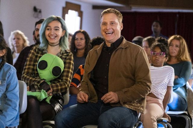 Interview : Alan Tudyk sur le rôle principal dans "Resident Alien", la mastication d'os de poulet et l'héritage de "Firefly" [VIDEO] - 5