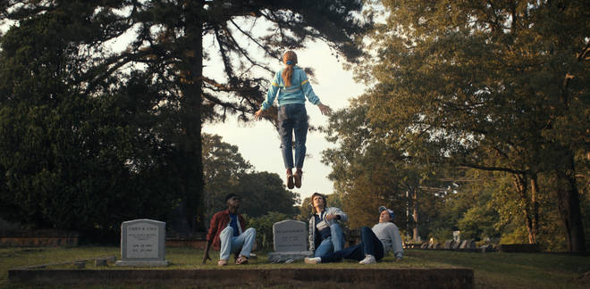 Qui est Vecna dans Stranger Things 4 ? Sa véritable identité expliquée 9 Pourquoi Max flotte-t-il dans Stranger Things 4 ?