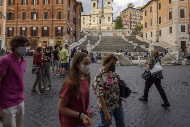 Un duo de touristes américains condamné à une amende après avoir causé 26 000 $ de dégâts en conduisant et en lançant des scooters sur les célèbres marches espagnoles de Rome - 7