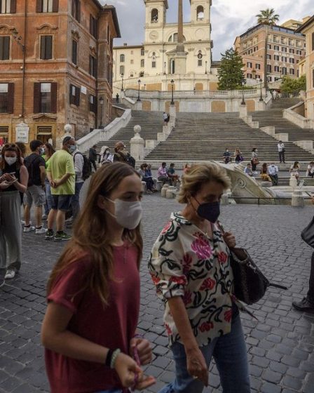 Un duo de touristes américains condamné à une amende après avoir causé 26 000 $ de dégâts en conduisant et en lançant des scooters sur les célèbres marches espagnoles de Rome 20 Un duo de touristes américains condamné à une amende après avoir causé 26 000 $ de dégâts en conduisant et en lançant des scooters sur les célèbres marches espagnoles de Rome - 19