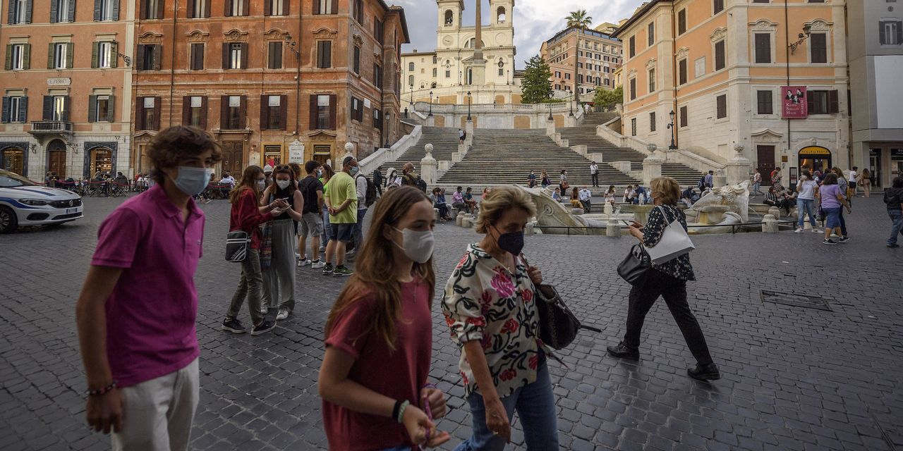 Un duo de touristes américains condamné à une amende après avoir causé 26 000 $ de dégâts en conduisant et en lançant des scooters sur les célèbres marches espagnoles de Rome 2 Un duo de touristes américains condamné à une amende après avoir causé 26 000 $ de dégâts en conduisant et en lançant des scooters sur les célèbres marches espagnoles de Rome - 1