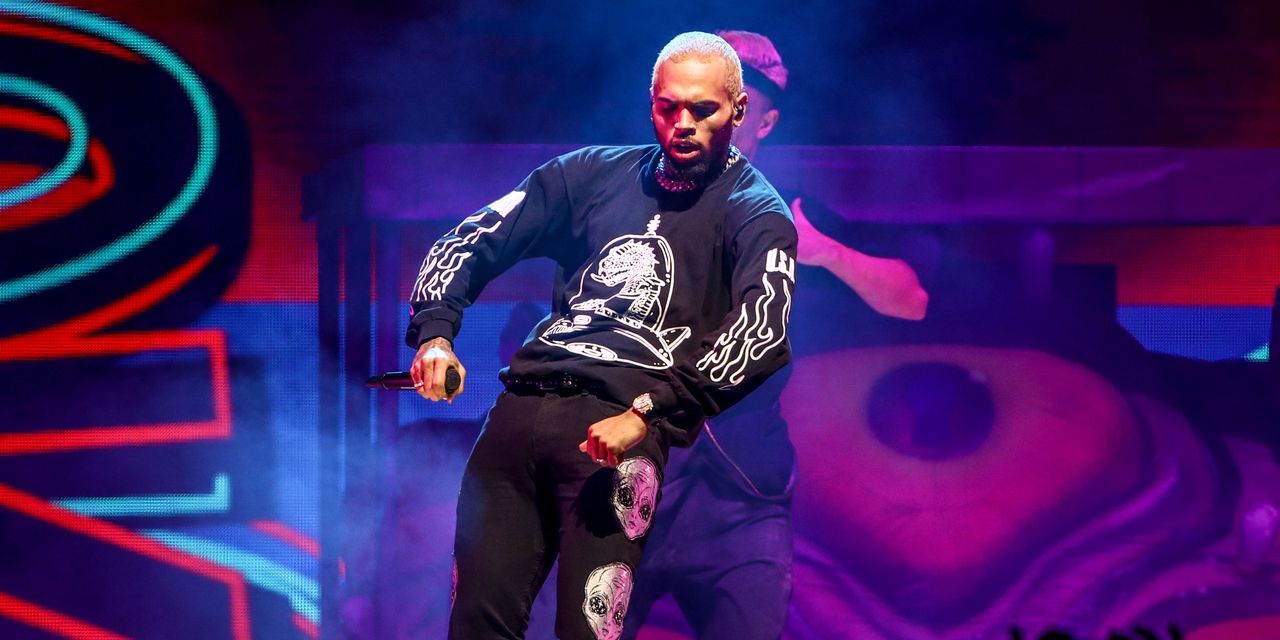Un éleveur connu sous le nom de "Monkey Whisperer" condamné pour avoir vendu illégalement un primate au chanteur Chris Brown 2 Un éleveur connu sous le nom de "Monkey Whisperer" condamné pour avoir vendu illégalement un primate au chanteur Chris Brown - 1