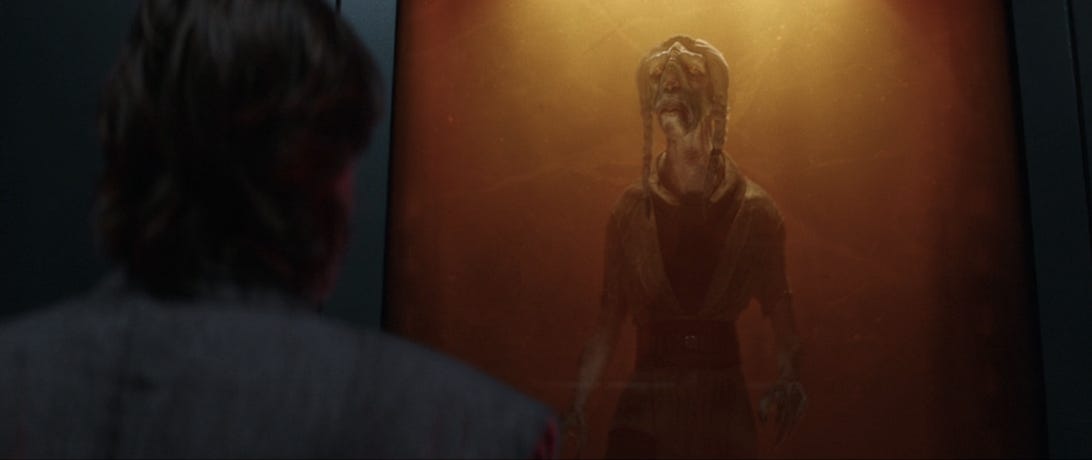 Récapitulatif de l'épisode 4 d'Obi-Wan Kenobi : un maître Jedi entre dans une sombre forteresse 11 Obi-Wan Kenobi regarde le maître Jedi mort Tera Sinube alors qu'il flotte dans un réservoir