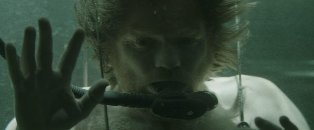 Récapitulatif de l'épisode 4 d'Obi-Wan Kenobi : un maître Jedi entre dans une sombre forteresse 7 Obi-Wan Kenobi a l'air affligé alors qu'il flotte dans un réservoir de bacta, avec un masque respiratoire dans la bouche