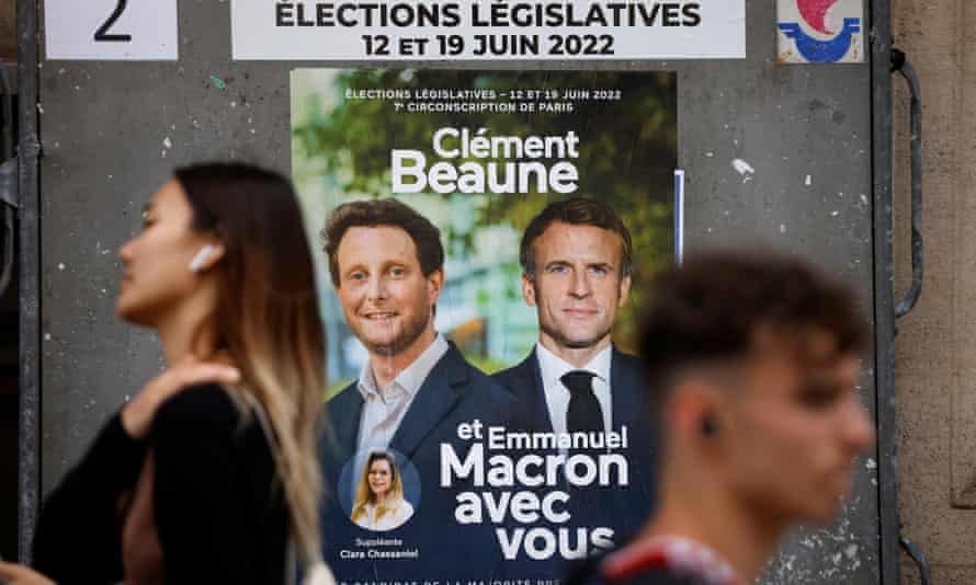 Le ministre de l'Europe de Macron se prépare à une élection décisive à Paris | France 2 A campaign poster for Clément Beaune.
