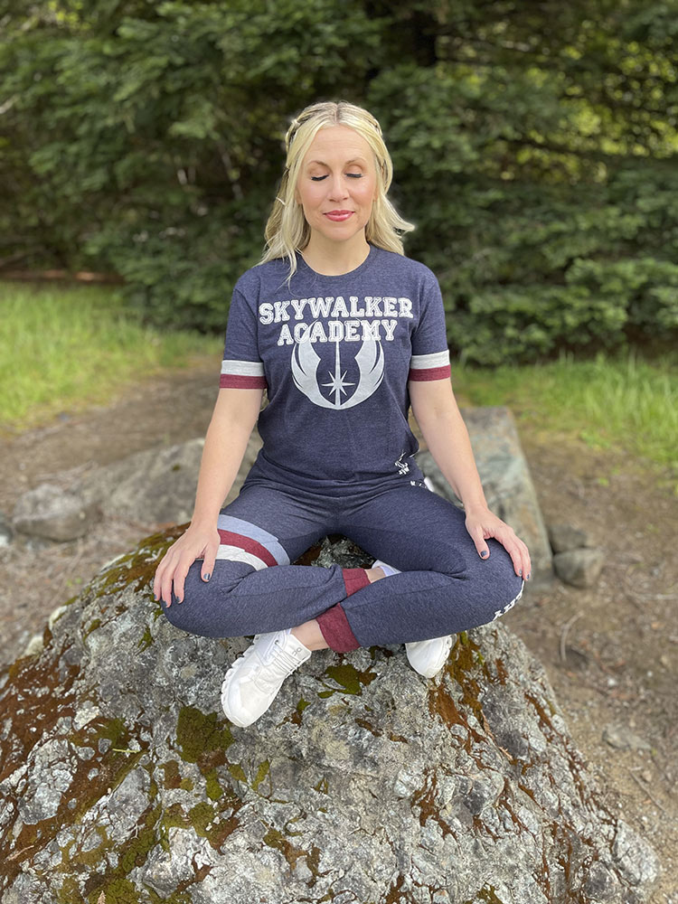 Comment Ashley Eckstein a créé Star Wars Mindful Matters pour les fans de tous âges 5 Ashley Eckstein méditant