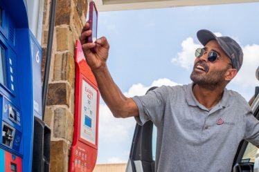 Le prix national moyen de l'essence a atteint 5 dollars le gallon et "les prix pourraient encore augmenter", déclare Gas Buddy - 9