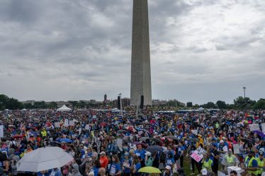 Des milliers de personnes descendent dans les rues des États-Unis pour exiger une action sur les lois sur les armes à feu - 9