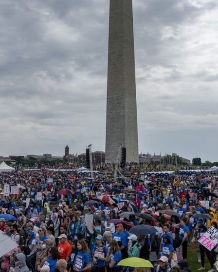 Des milliers de personnes descendent dans les rues des États-Unis pour exiger une action sur les lois sur les armes à feu 14 Des milliers de personnes descendent dans les rues des États-Unis pour exiger une action sur les lois sur les armes à feu - 13