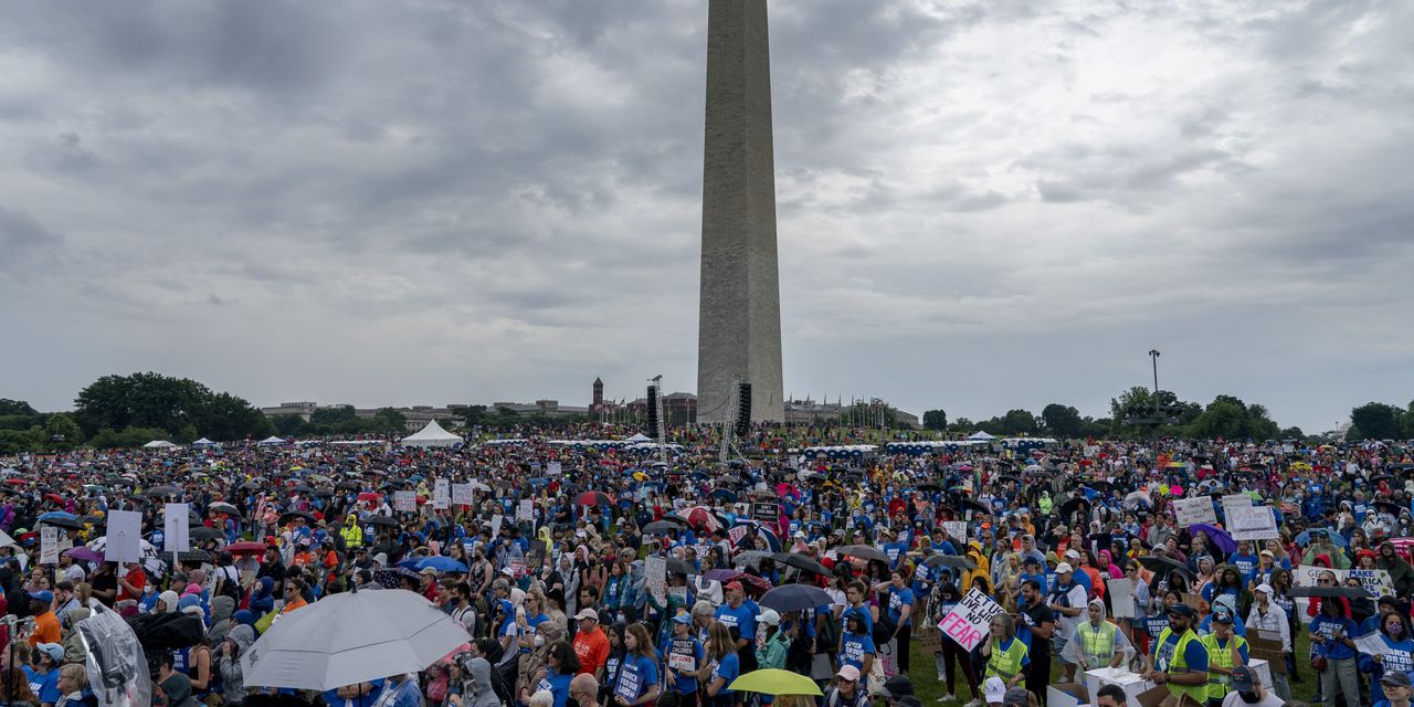 Des milliers de personnes descendent dans les rues des États-Unis pour exiger une action sur les lois sur les armes à feu 2 Des milliers de personnes descendent dans les rues des États-Unis pour exiger une action sur les lois sur les armes à feu - 1