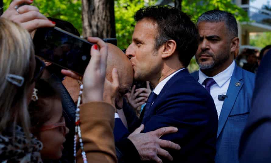 Un baiser sur la tête apportera-t-il la victoire à Emmanuel Macron ? | Emmanuel Macron 2 Macron et Campion le 24 avril lors du vote du second tour de l'élection présidentielle