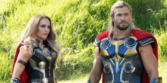 "Nous ne regardons pas", Marvel fait officiellement le film le plus court de "Thor 4" 7 Natlie Portman dans le rôle de Jane Foster/Mighty Thor (à gauche) et Chris Hemsworth dans le rôle de Thor (à droite)