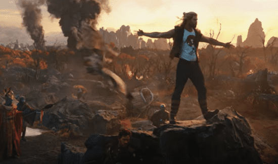 "Nous ne regardons pas", Marvel fait officiellement le film le plus court de "Thor 4" 11 Ravageur Thor jetant sa cape derrière lui au milieu de la bataille