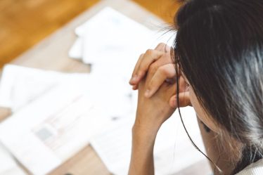"Chaque mois, j'exprime mes inquiétudes à mon conseiller, mais il dit de ne pas s'inquiéter." Mon 401(k) a perdu plus de 20% et je ne peux pas me permettre de perdre ce genre d'argent. Est-il temps de trouver un nouveau conseiller ? - 5