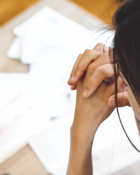 "Chaque mois, j'exprime mes inquiétudes à mon conseiller, mais il dit de ne pas s'inquiéter." Mon 401(k) a perdu plus de 20% et je ne peux pas me permettre de perdre ce genre d'argent. Est-il temps de trouver un nouveau conseiller ? 52 "Chaque mois, j'exprime mes inquiétudes à mon conseiller, mais il dit de ne pas s'inquiéter." Mon 401(k) a perdu plus de 20% et je ne peux pas me permettre de perdre ce genre d'argent. Est-il temps de trouver un nouveau conseiller ? - 51