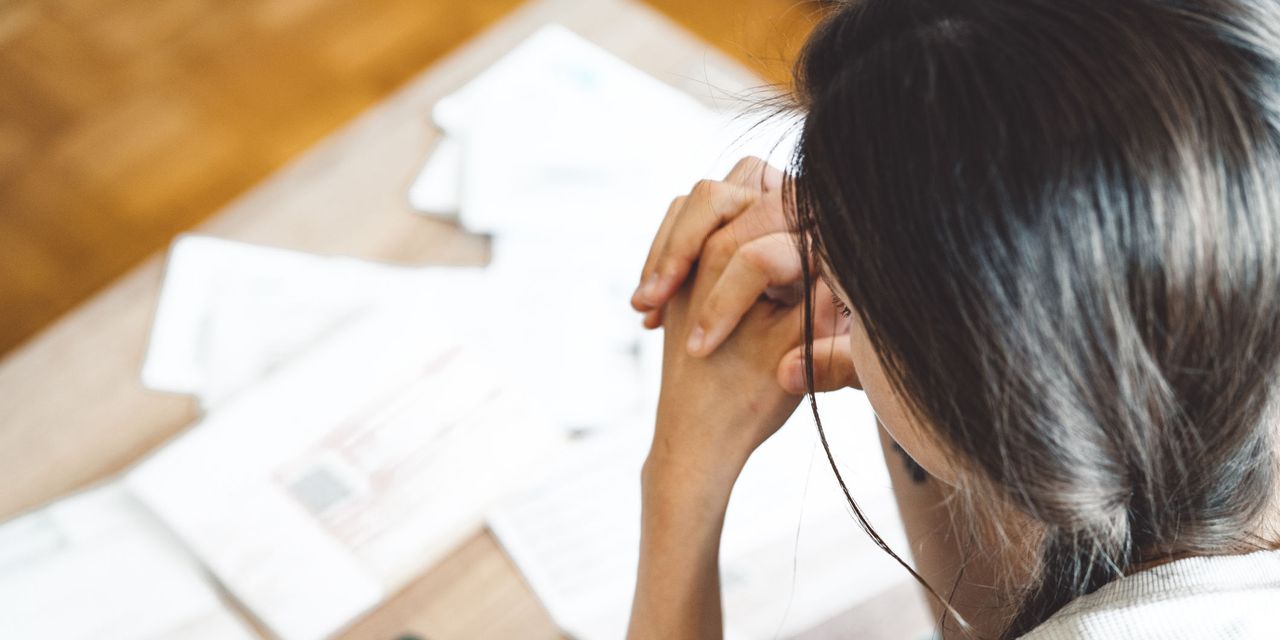"Chaque mois, j'exprime mes inquiétudes à mon conseiller, mais il dit de ne pas s'inquiéter." Mon 401(k) a perdu plus de 20% et je ne peux pas me permettre de perdre ce genre d'argent. Est-il temps de trouver un nouveau conseiller ? 2 "Chaque mois, j'exprime mes inquiétudes à mon conseiller, mais il dit de ne pas s'inquiéter." Mon 401(k) a perdu plus de 20% et je ne peux pas me permettre de perdre ce genre d'argent. Est-il temps de trouver un nouveau conseiller ? - 1