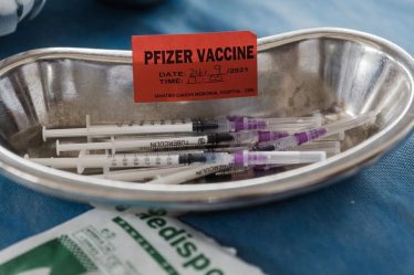 La FDA déclare que le vaccin à trois injections de Pfizer est sans danger pour les enfants de moins de 5 ans, avant la réunion du panel qui examinera également le régime à deux injections de Moderna - 5
