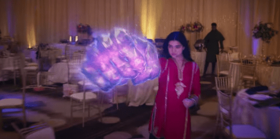Iman Vellani dans le rôle de Mme Marvel utilisant ses nouveaux pouvoirs