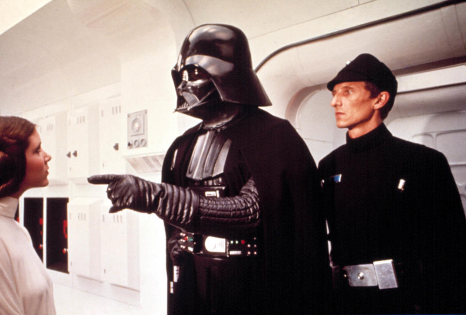 Hayden Christensen parle de jouer un Dark Vador "plus brutal" dans "Obi-Wan Kenobi" et révèle qu'il n'a toujours pas rencontré James Earl Jones 4 Dark Vador (exprimé par James Earl Jones) interroge Leia Organa (Carrie Fisher) dans Star Wars : Un nouvel espoir. (Photo : Lucasfilm Ltd./Avec l'aimable autorisation d'Everett Collection)